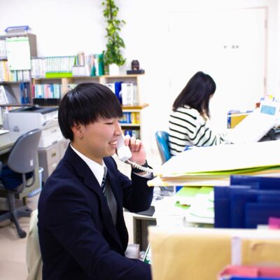 スクールバスの手配や補助金申請などの電話業務を行っています