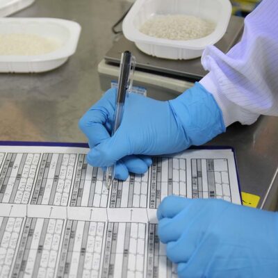 ごはんの水分量などをこまめにチェックします