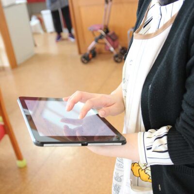 タブレットにその日の出来事や利用者さんの様子などを記録