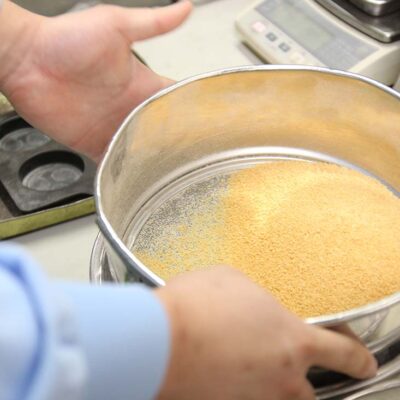 柿の種を粉々にして色を測ります