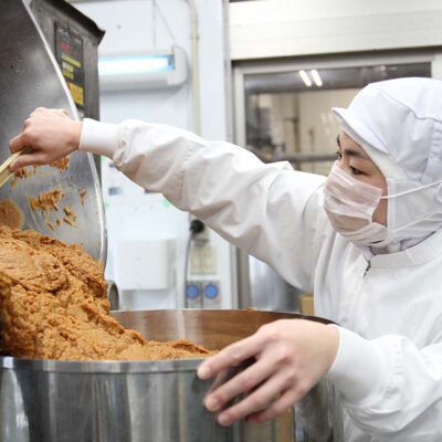 味噌に他の調味料をプラスして加工