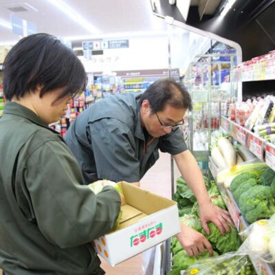 青果コーナーの品出しなどを行います。