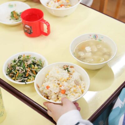 子どもたちと一緒に給食を食べます