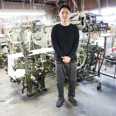 染め物をしているので基本的に黒い服を着ています。